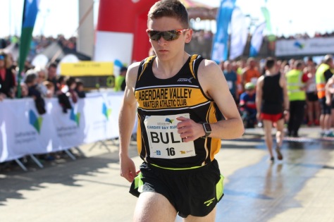 Cardiff Bay, Wales. 2nd April 2017. Athletes take on the Cardiff Bay 10k run.
