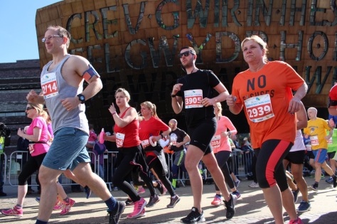 Cardiff Bay, Wales. 2nd April 2017. Athletes take on the Cardiff Bay 10k run.