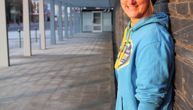 “Fel Gog sy’n siarad Cymraeg ma’ gin i ddewis o fyw mewn 2 Caerdydd” – Bethan